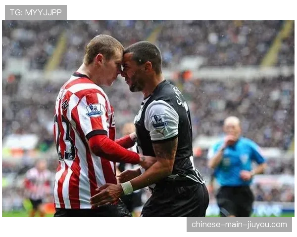 比赛因抗议中断，拉齐奥球迷向场内投掷烟雾弹抗议管理层