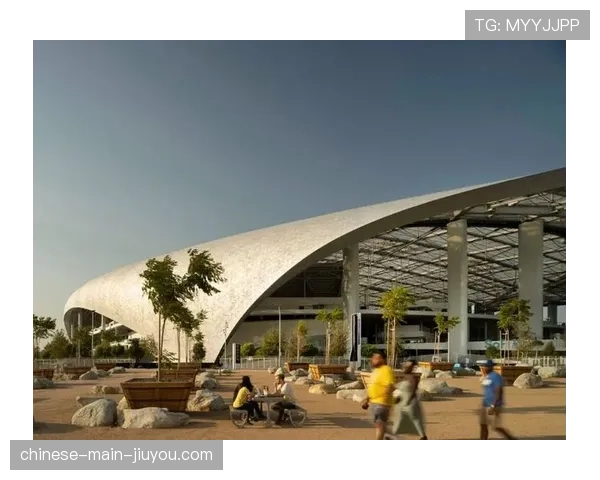 为应对夏季极端天气，多座世界杯场馆加装顶棚与空调系统